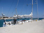 Pier de cimento para atracagem dos barcos que devem pagar a passagem pelo Canal de Korinthos, o mais caro do mundo.