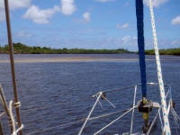 coroa de areia que só aparece na maré baixa, na ancoragem das cachoeiras janeiro de 2009