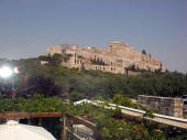 no alto Acropolis, foto tirada de dentro de um belo restaurante com ar condicionado, e do lado de fora uns 42 graus