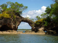 A pedra furada da ilha