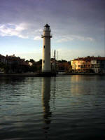 Primeiro farol de puerto la cruz, que agora est dentro do condomnio quase uma milha longe da costa, janeiro, 2006