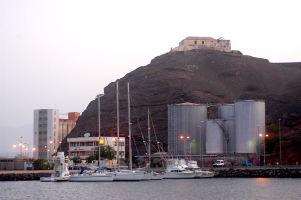 Galileo20.jpg - Uma rpida escala em Mindelo (Cabo Verde), apenas para abastecer de diesel e frutas