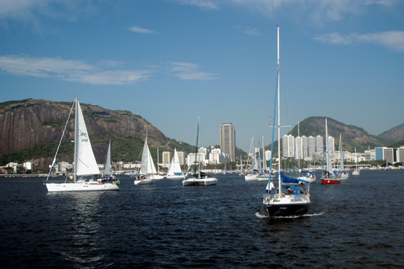 07RJ06.jpg - Quase 40 barcos partem do Rio para a ilha de Fernando de Noronha