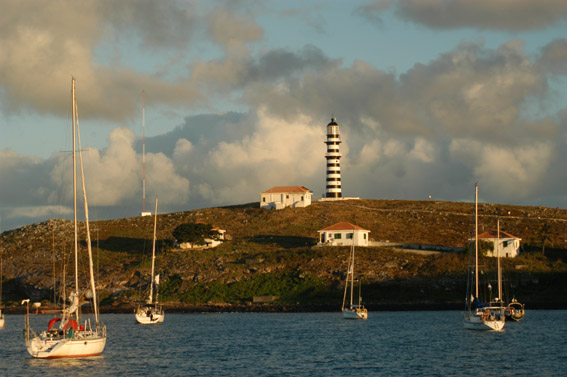 17ABR3.jpg - A ancoragem foi pelo lado norte da ilha de Santa Brbara