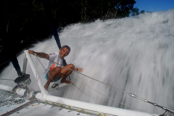 24CM04.jpg - Edson do Baladero, na proa do Cat-a-Vento, lava a mo na cachoeira de Veneza