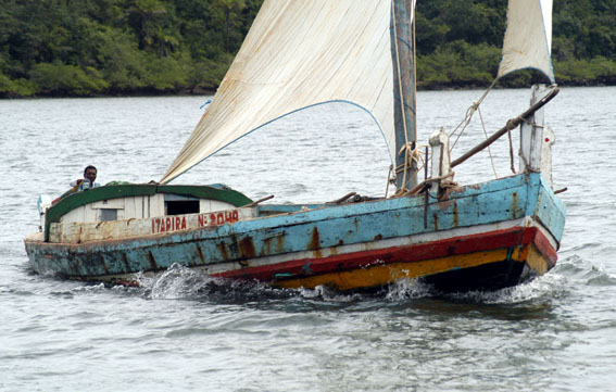 29SVD4.jpg - O milenar saveiro de vela de iar carregado com areia