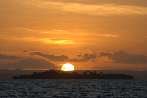 31SVD6.jpg - O sol se esconde atrs da Ilha do Medo, prximo a Itaparica