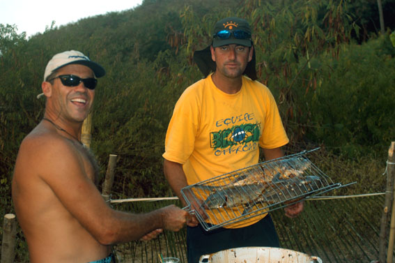 46Refeno9.jpg - Rowle e Magro cuidaram do churrasco de confraternizao do Cruzeiro Costa Leste