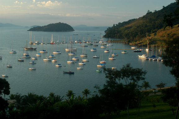 acm5.jpg - Vista da Marina do Engenho, ou do Amyr, e nossa ancoragem no Cantagalo