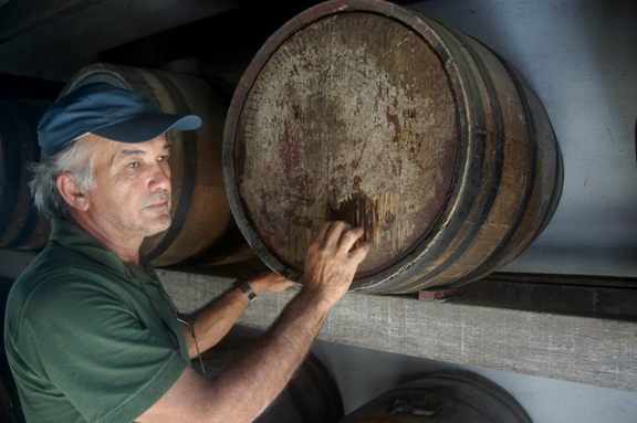 Cana5.jpg - Eduardo, a quarta geração que produz a cachaça Coqueiro, guarda uma parte da produção para "envelhecer" por dois anos.