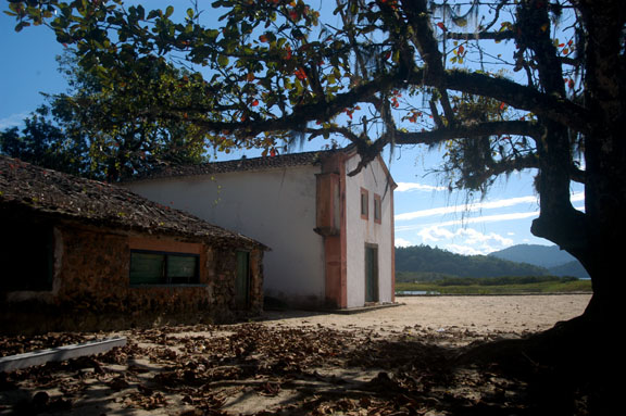 mirim1.jpg - A capela de N. Sra. Da Conceição (1686) faz parte da antiga vila de Paraty-Mirim
