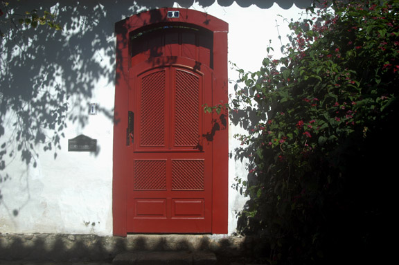 porta1.jpg - Impossível flanar por Paraty sem se embriagar com suas cores