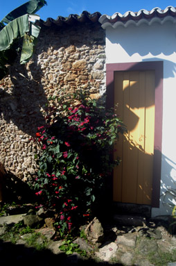 porta5.jpg - São portas grandes em madeira, algumas com ângulos retos