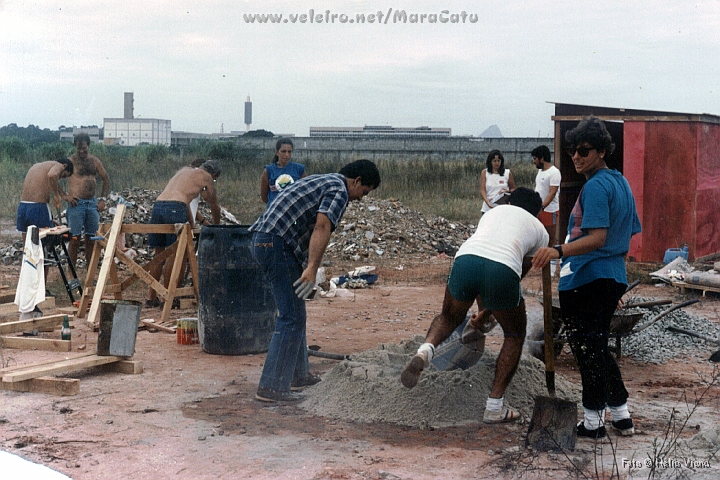 Const003.jpg - Compramos tttulos de scios e metemos a mo na massa: aterrar a parte do terreno que alagava, construir o almoxarifado e preparar tudo para erguer um galpo grande o suficiente para 8 barcos