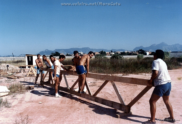 Const004.jpg - O teste de carga: felizmente o Z Feliciano, um arquiteto de mo cheia, projetou um galpo simples de construir, com trelias fcies de executar...