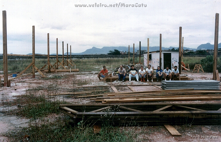 Const005.jpg - ... que seriam sustentadas por 21 pilares. A frase que mais escutamos durante toda a construo dos barcos foi "eu era feliz e no sabia", podia estar velejando em Angra. Mas valeu a pena