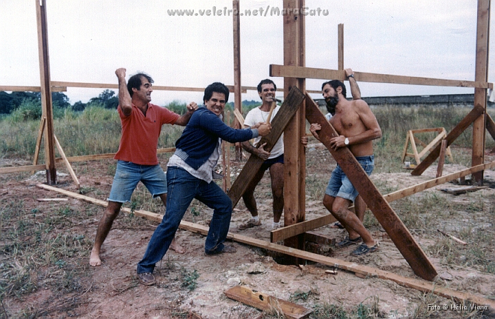 Const006.jpg - Apesar do trabalho pesado tnhamos nossa hora do recreio. A turma, ireverente, se divertia posando para fotos e o clima foi sempre cordial e alegre. Uma grande troca de experincias e vivncias