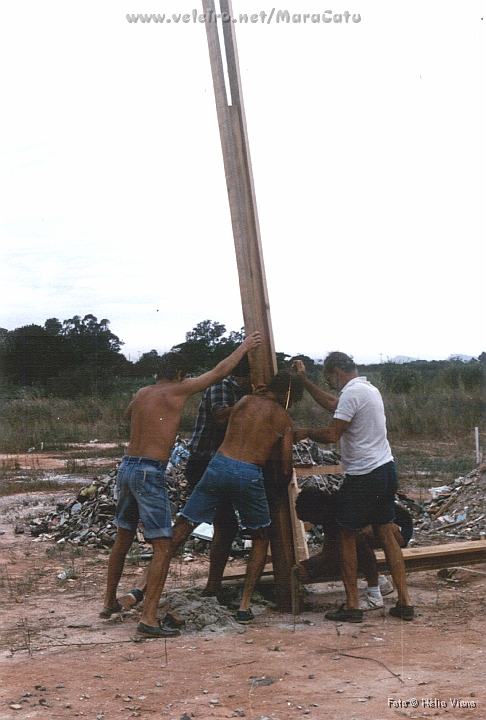 Const007.jpg - Os pilares, segundo a especificação do arquiteto Zé, foram feitos com tábuas de pinho, como as das  treliças, fazendo um sanduíche com uma "perna" de 3x3 polegadas