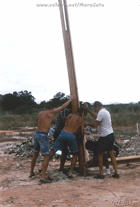 Const007.jpg - Os pilares, segundo a especificao do arquiteto Z, foram feitos com tbuas de pinho, como as das  trelias, fazendo um sanduche com uma "perna" de 3x3 polegadas