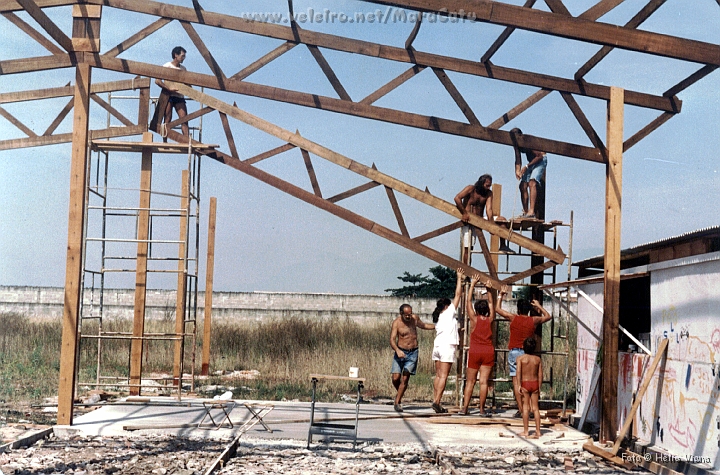 Const009.jpg - O galpo era imponente, tinha uns 400 m e durou mais de 12 anos. Pra botar as trelias no lugar foi um trabalho danado. S a rea de uso comum era cimentada, o  resto era com p de pedra