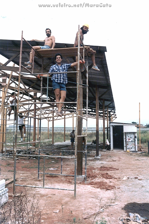 Const010.jpg - Em um ms, l por maio de 1988, trabalhando s nos fins de semana, j tnhamos o galpo e o  almoxarifado funcionando. Com a chegada de Ricardinho e Ricardo Abelha o galpo teve que crescer