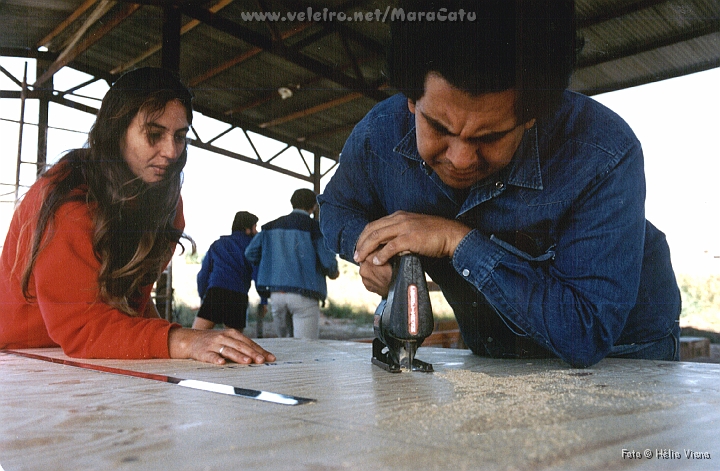 Const014.jpg - Roberto, com sua indefectvel camisa azul de mangas compridas, cortou cuidadosamente cada uma das 10 sees