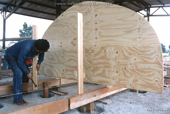 Const015.jpg - A fixao das sees deve ser em intervalos pr definidos, rigorosamente  no prumo e bem presas para no sair do lugar