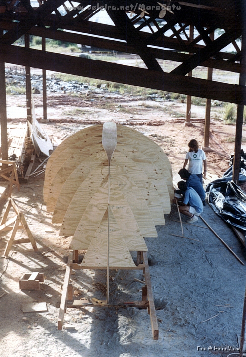Const018.jpg - A base da quilha  macia. Aqui, colocando o primeiro strip que sero fixados da borda para a quilha