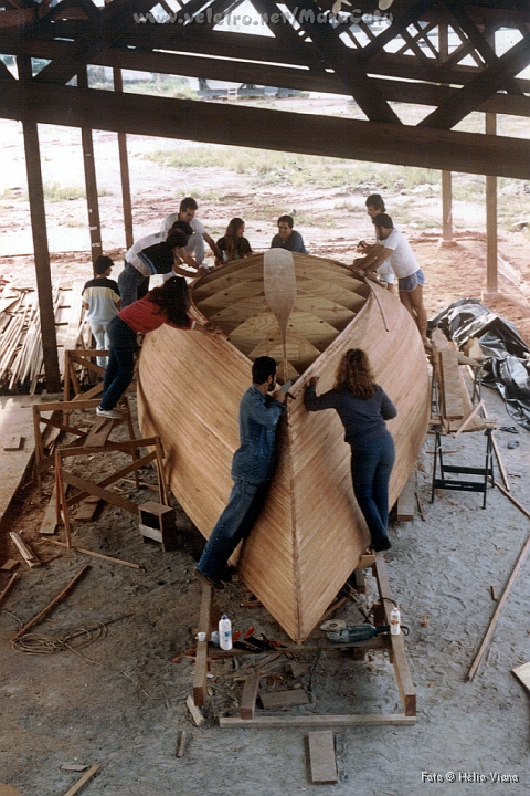 Const019.jpg - Com duas equipes pregando os strips, uma em cada lado do molde, o trabalho foi rpido e preciso