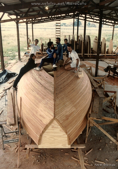 Const020.jpg - Agora s falta um pouquinho, o modelo est quase fechado. Foi usado cedrinho, cola branca e prego de ferro. Note, ao fundo, o barco do Joo, um Cabo Horn 35' com as sees j no lugar