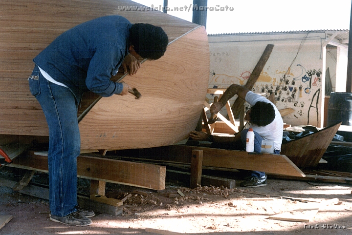 Const022.jpg - Colocando a popa, usamos um compensado de 3mm para fletir na curva desejada. Roberto chegou a se irritar pois a pea no parava no lugar