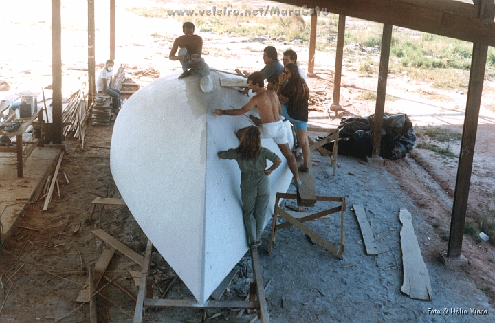 Const026.jpg - Todos os cuidandos para a perfeição do molde foram tomados. É como uma forma de bolo: o molde irá definir a qualidade da forma e cada defeito, se houver, será replicado nos cascos dos barcos