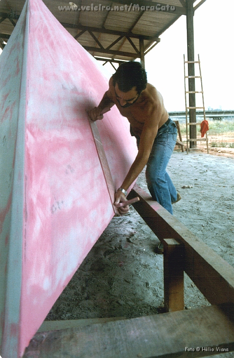 Const028.jpg - Fausto em sua academia de fim de semana. Onde a anilina vermelha fica est fundo e deve ser emassado novamente. Chegamos a inspecionarr  noite com uma potente luz para ver se estava OK