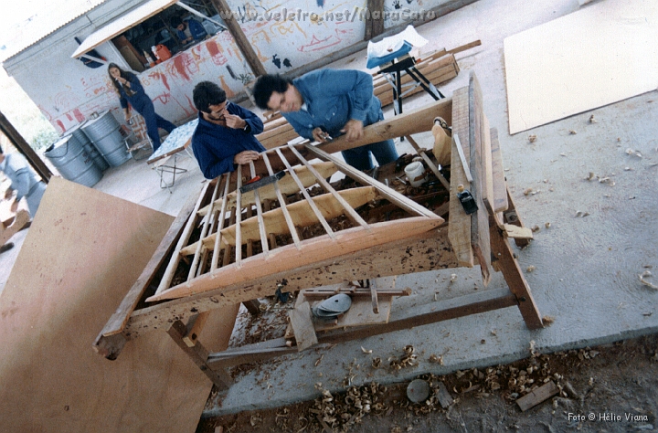 Const029.jpg - Enquanto isso Roberto e Ricardo Abelha, em paralelo, montam o molde da quilha para ser feita em ferro fundido pela Fundio Federal sob a superviso de Ivan, que  engenheiro metalrgico