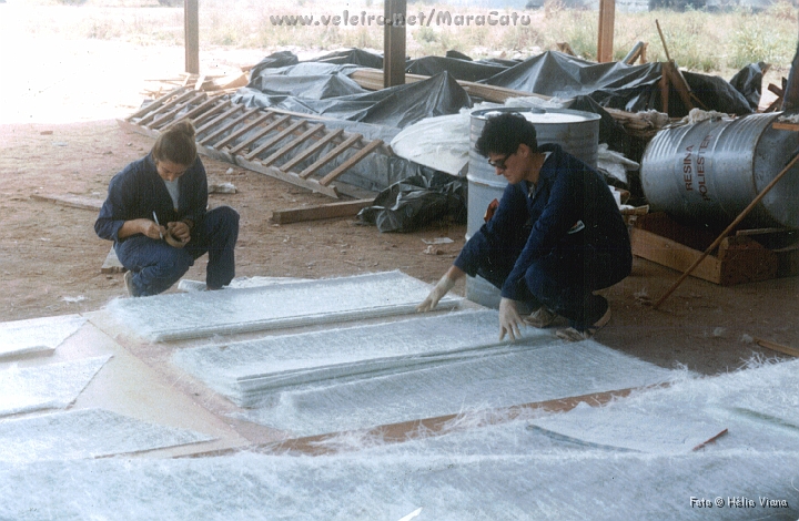 Const034.jpg - ... deixar tudo numerado e organizado segundo o plano de laminao fornecido por Cabinho. Programamos o incio da laminao para um fim de semana, de modo a todos estarem prensentes