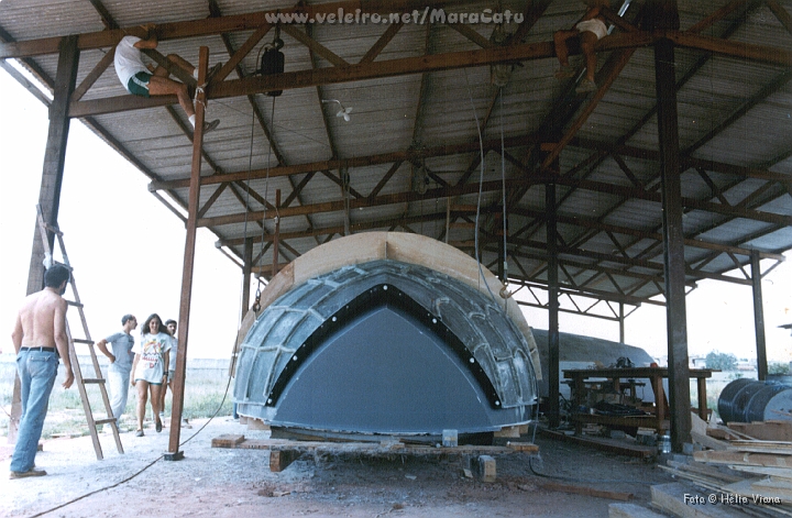 Const036.jpg - Depois de laminar as alas  hora do desmolde da forma. Note, ao fundo, o casco do Cabo Horn - o futuro Yahgan -, j fechado de strips e recebendo acabamento