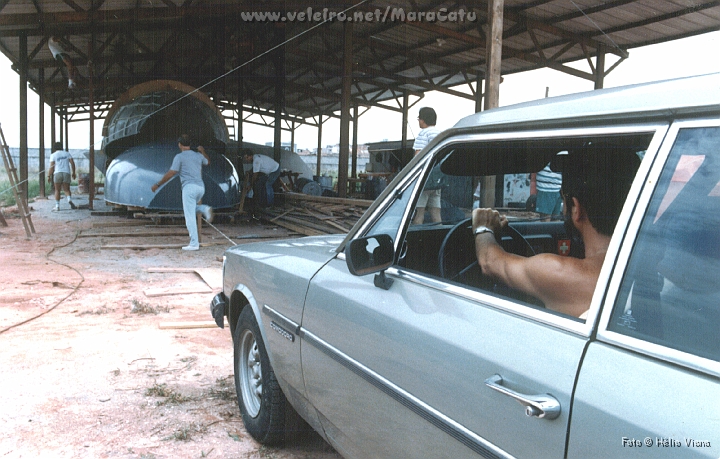 Const037.jpg - Com a ajuda da possante Caravan de Fausto, o molde  retirado do galpo. Depois ele foi destruido, pois j tinham incautos querendo us-lo como um casco "de verdade"