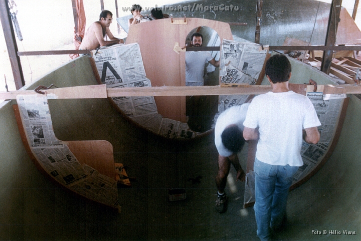 Const043.jpg - Antes de retirar o casco da forma,  necessario estrutur-lo com as anteparas para evitar que ele deforme. As anteparas so chumbadas no casco depois de muita massa para "quebrar" o ngulo reto