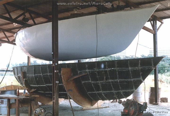 Const044.jpg - E assim nasce o casco do primeiro Samoa 29 do Sindicato Ajuricaba. Ningum sabe ainda de quem ser, pois a idia  trabalhar em mutiro e sortear os cascos na fase do acabamento do interior