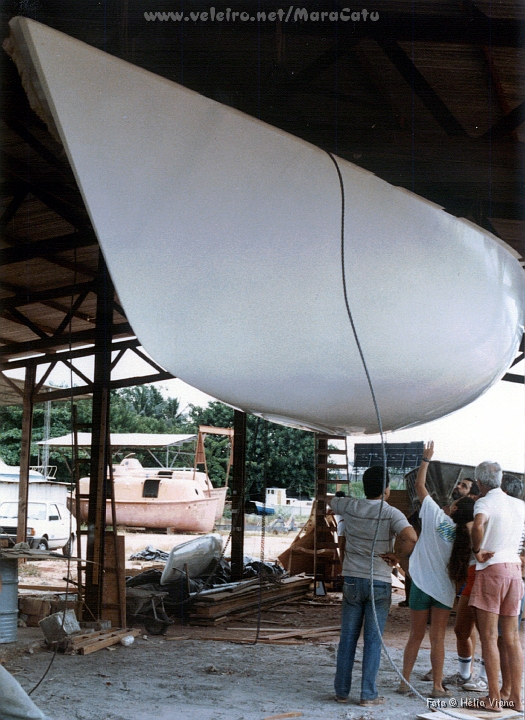 Const046.jpg - Inspecionando o resultado e procurando as famosas "cascas de laranja". Todos os cascos saram com gel isofitlico branco. Ns pintamos o MaraCatu, depois do sorteio, com poliuretano azul escuro