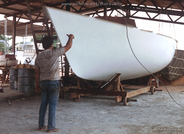 Const047.jpg - Acomodando o casco no bero, depois as rodas so retiradas para uso nos deslocamentos dos prximos cascos. Roberto parece um sinalizador de pouso de helicptero