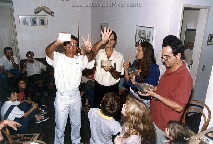 Const060.jpg - Ns ficamos com o casco de nmero 1, o primeiro a ser desmoldado e o que recebeu mais trabalho de todo o grupo, j que as equipes foram se formando com o desmolde dos cascos subsequentes