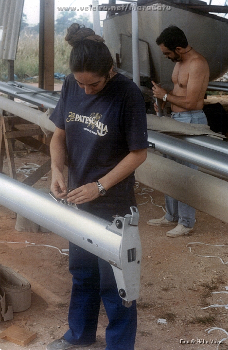 Const089.jpg - A mastreao e as ferragens foram fornecidas pela Nautec. As catracas pela finada Wimag. Ns pedimos um olhal extra, a 50cm do topo, para um estai intermedirio a ser usado com a storm gib