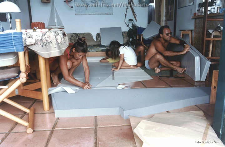 Const091.jpg - Nas frias do vero de 1993, quando os filhos Pablo e Joana vieram nos visitar, aproveitamos e fizemos os estofamentos no apartamento de Bracuhy, que nos deu timas condies: espao, mquina de costura industrial, prensa...