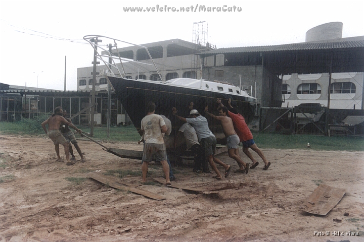 Const104.jpg - De uma hora para outra, Plutf! O MaraCatu j pode ir para a gua. A sada vai ser por um brao de mar ao lado do Clube So Cristvo, entre da Ilha do Fundo, no fundo da Baa da Guanabara