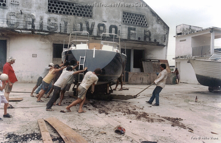 Const106.jpg - Os trezentos metros, do galpo  rampa do clube, foi vencido no muque e todos ajudaram. Note a escada fininha, de saci perr como diz Joo, j pensando na futura instalao de um leme de vento