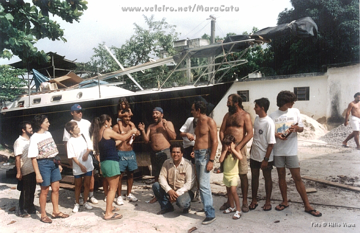 Const107.jpg - Hora do champanhe. Alm dos construtores, vrios amigos e os filhos Pablo e Fernando vieram comemorar o "quase" fim da obra. No feriado de So Sebastio de 1994 o Maracatu foi para a gua