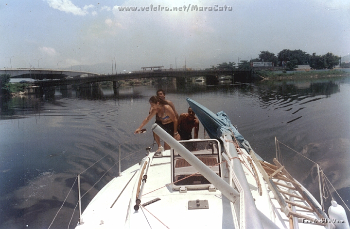 Const108.jpg - Seguindo para o Iate Clube Jardim Guanabara, na Ilha do Governador, para colocar a quilha, que foi de caminhão, o leme e pintar o fundo