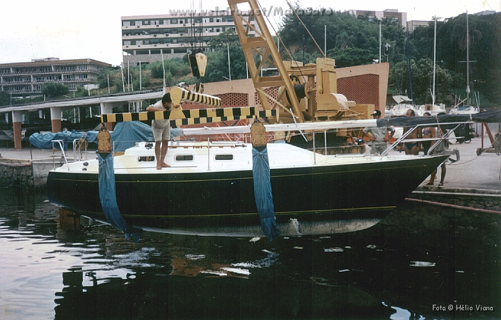 Const109.jpg - Tirando da gua no Iate Clube Jardim Guanabara. Note o leme provisrio, bem curto para poder sair pelo canal muito raso do Clube So Cristvo