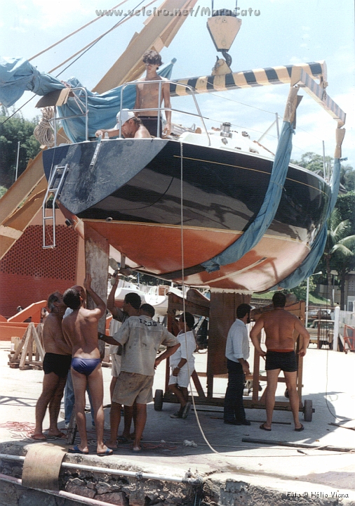 Const111.jpg - O operador do guincho foi exmio ao colocar o barco em cima da quilha para a colocaao dos seis parafusos. Aqui estamos ajustando o leme, note a tinta epoxi anti-osmose em todo o fundo